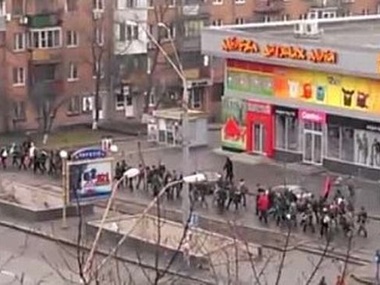 К Майдану идут сотни людей в шлемах