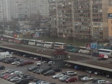 СМИ: На столичных Позняках стоят 20 автобусов с "титушками"