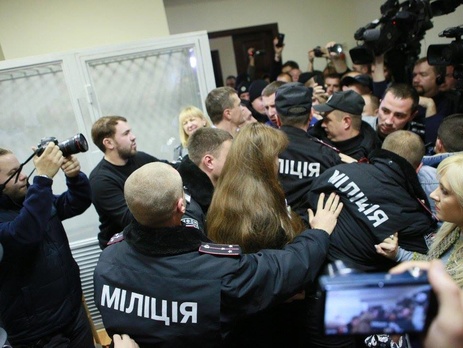 Суд обязал прокуратуру доставить Корбана в судебное заседание, в зале возникла потасовка