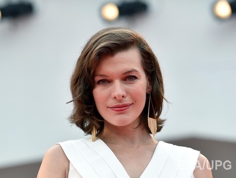 Йовович нарядила дочь в костюм русалки в ее день рождения