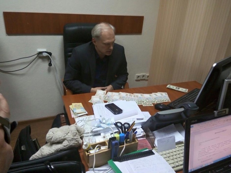 Матиос: Вместе с посредником на взятке задержан начальник управления Киево-Святошинской налоговой инспекции