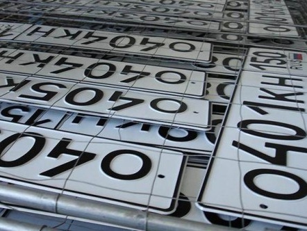 Россия требует от крымчан сменить украинские номерные знаки автотранспорта на российские