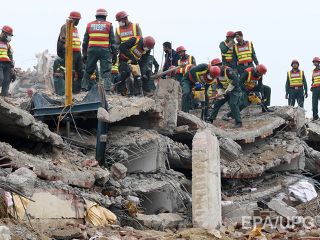 В Пакистане обрушился 4-этажный завод: 20 человек погибли, около 50 пропали без вести
