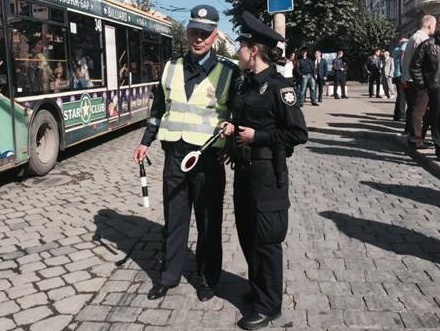 Украинская полиция сможет использовать удостоверения и логотипы милиции до конца 2016 года