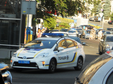 В Харькове сотрудники патрульной полиции уговорили 26-летнего парня не прыгать из окна девятого этажа