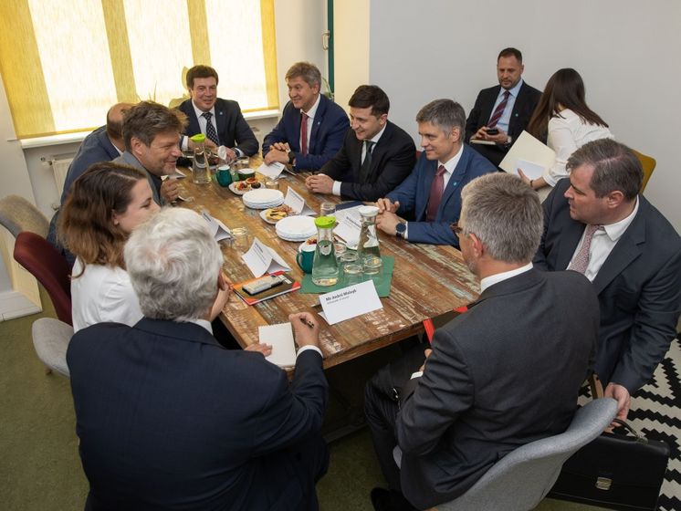﻿Зеленський у Німеччині обговорив розвиток альтернативної енергетики в Україні та інші проєкти із залученням іноземних партнерів