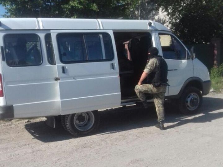 В оккупированном Крыму российские силовики проводят обыски в двух домах &ndash; правозащитники