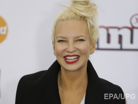 Певица Sia представила клип на песню Alive из грядущего альбома. Видео