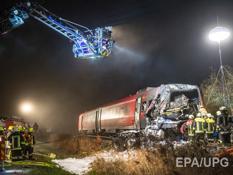 В Германии пассажирский поезд столкнулся с трейлером. Фоторепортаж