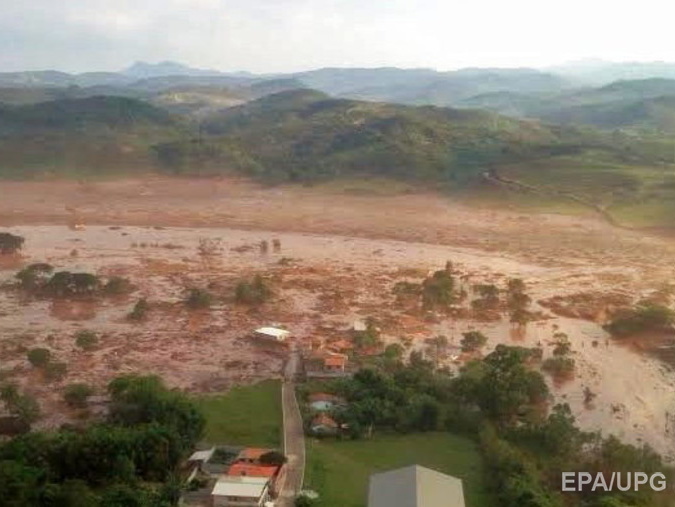 Город Мариана в Бразилии пострадал от прорыва плотины, сдерживавшей сточные воды из шахты