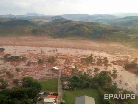 Город Мариана в Бразилии пострадал от прорыва плотины, сдерживавшей сточные воды из шахты