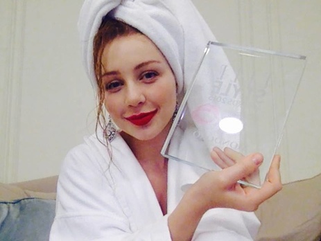 Тина Кароль в банном халате поблагодарила ELLE Style Awards за награду. Видео