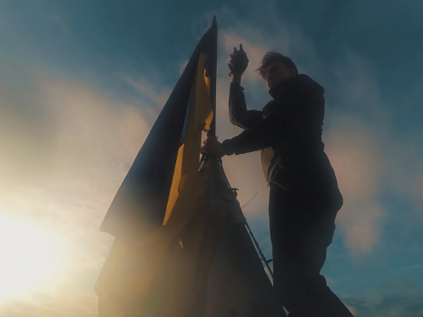 Руфер установил украинский флаг на "доме со звездой" на Крещатике. Видео