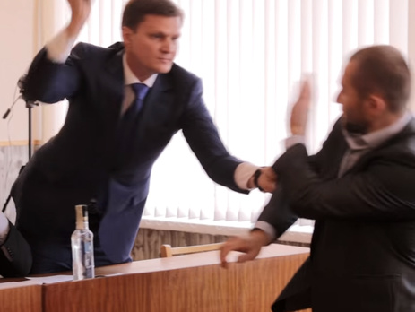 В Каховке нардеп от БПП ударил палкой колбасы депутата от Оппозиционного блока. Видео