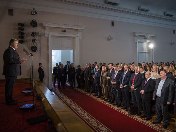 Конституционная комиссия передала Порошенко проект изменений в Конституцию в части правосудия