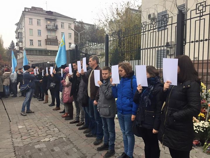 Под посольством РФ в Киеве проходит акция протеста в защиту крымских татар