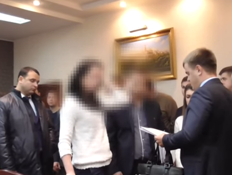 ГПУ: Старшие следователи по особо важным делам главного управления ГФС задержаны при получении взятки в 230 тыс. грн