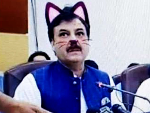 Пакистанский политик провел пресс-конференцию в Facebook с кошачьими ушами и усами