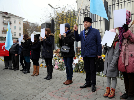 Под зданием посольства РФ в Киеве прошла акция против репрессий в Крыму. Фоторепортаж