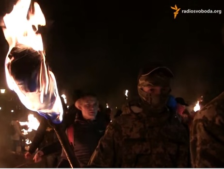 В Сумах в годовщину гибели 18-летнего защитника донецкого аэропорта Табалы прошло факельное шествие. Видео