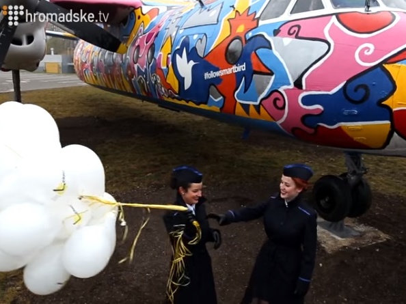 В аэропорту Киева старый самолет Ан-24 превратили в произведение искусства. Видео