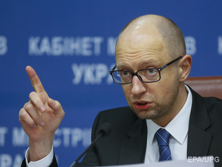 Яценюк поручил оценить риски для украинцев при полетах в Египет