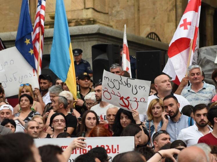 В Тбилиси начались массовые антироссийские протесты, демонстранты заняли парламент страны