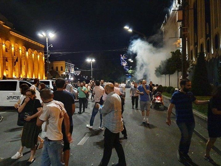В Тбилиси полиция применила слезоточивый газ и резиновые пули против участников антироссийской демонстрации