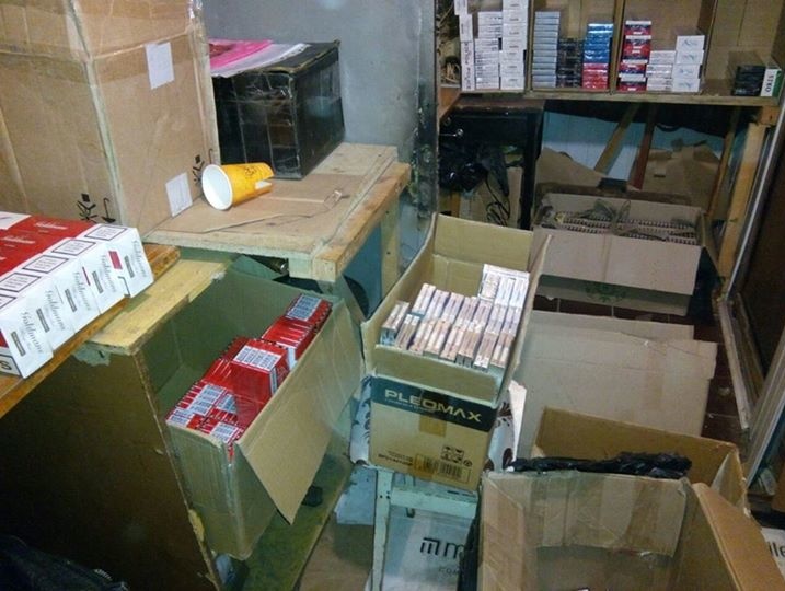 Милиция и активисты изъяли контрабандные российские сигареты со складов на трех рынках Харькова