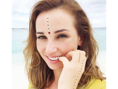 Чехова показала сына и мужа на пляже