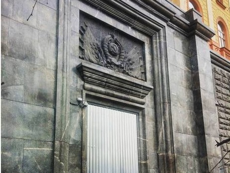 Художника Павленского, совершившего поджог здания ФСБ в Москве, обвиняют в вандализме