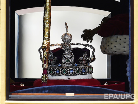 Сейчас "Кохинур" украшает корону Елизаветы II