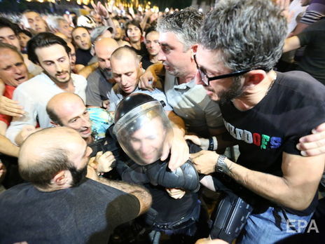 Антироссийские протесты в Грузии продолжаются второй день. Оппозиция выдвинула ряд требований