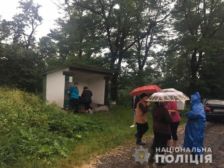 ﻿В Івано-Франківській області блискавка влучила в зупинку, троє людей загинули, двоє постраждали
