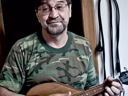 На концерте ДДТ зрители встали на колени во время песни, посвященной погибшим пассажирам самолета А321