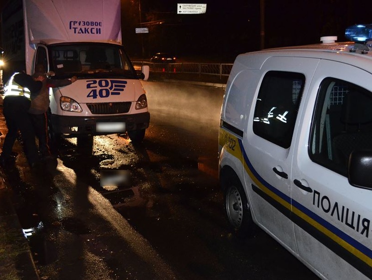 В Харькове водитель грузового такси сбил полицейского и скрылся с места преступления