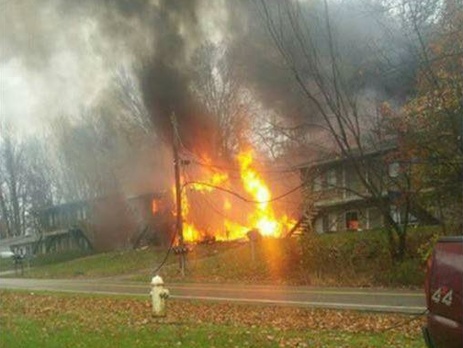 Самолет Hawker H25 врезался в частный дом в США, как минимум два человека погибли