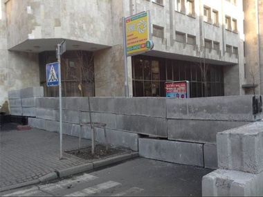 Власти продолжают строить железобетонные баррикады в центре Киева