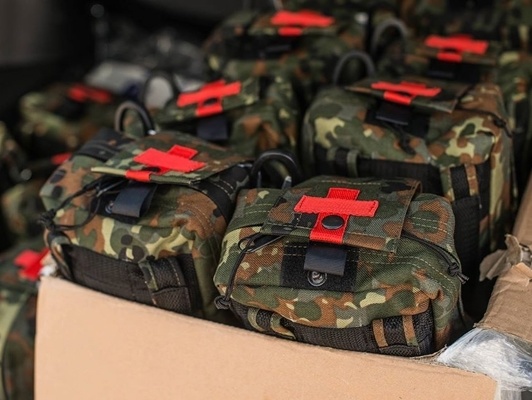 Канадские военные врачи передали украинским солдатам 1700 аптечек