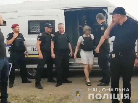 ﻿Поліція оприлюднила фрагмент слідчого експерименту у справі про вбивство 11-річної дівчинки в Одеській області. Відео