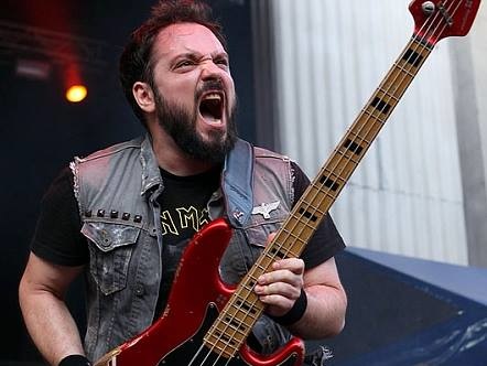 Умер гитарист рок-группы, которая выступала в ночном клубе Бухареста, когда там произошел пожар