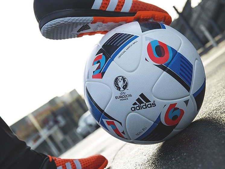 Зидан представил официальный мяч Евро-2016
