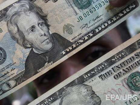 Нацбанк опустил курс гривны к доллару и евро