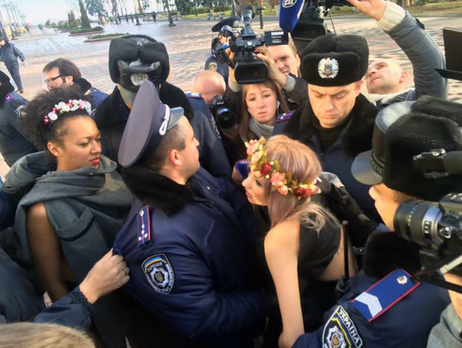 Около здания Верховной Рады полиция задержала двух активисток Femen. Фоторепортаж