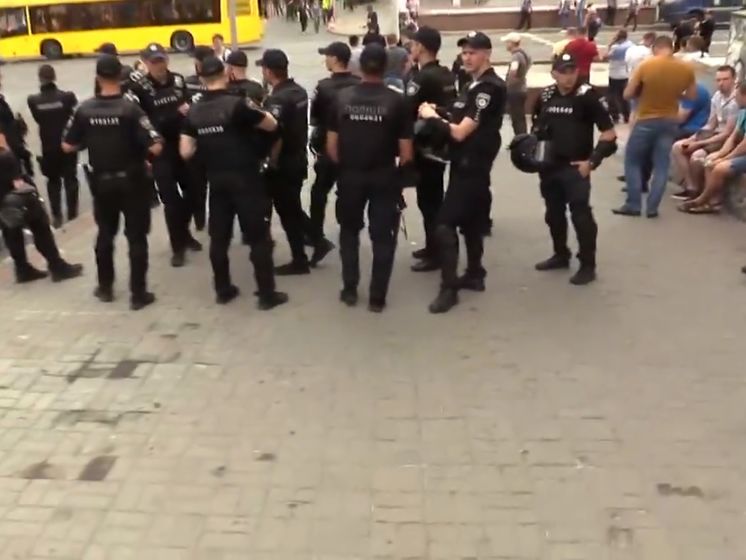 ﻿У Києві учасників Маршу рівності евакуює поліція