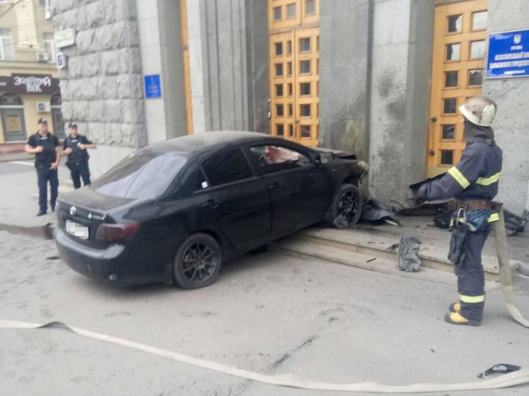В Харькове Toyota врезалась в здание мэрии – полиция