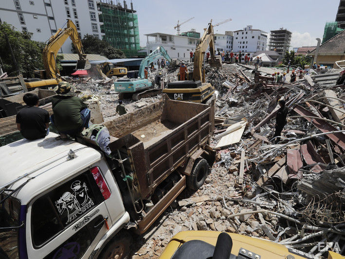 В Камбодже обрушилось строящееся здание, погибло по меньшей мере 18 человек