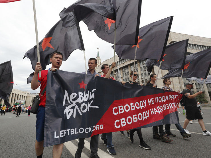 На акциях протеста против политических репрессий в России задержали не менее девяти человек. Один из них держал плакат "Пудинг лор"