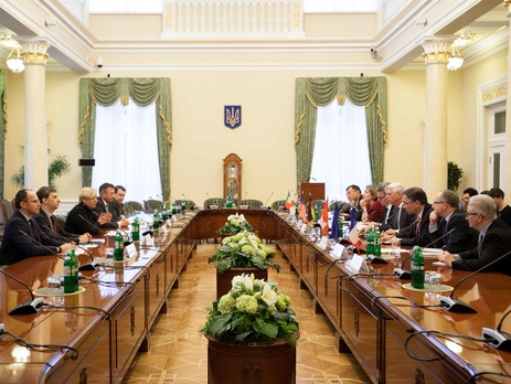 НБУ: Валютные ограничения могут снять в середине 2016 года