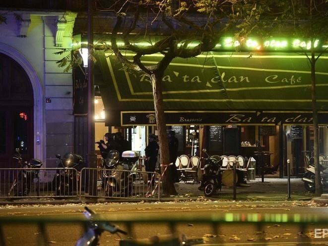 Полиция рекомендует жителям Парижа не покидать свои дома